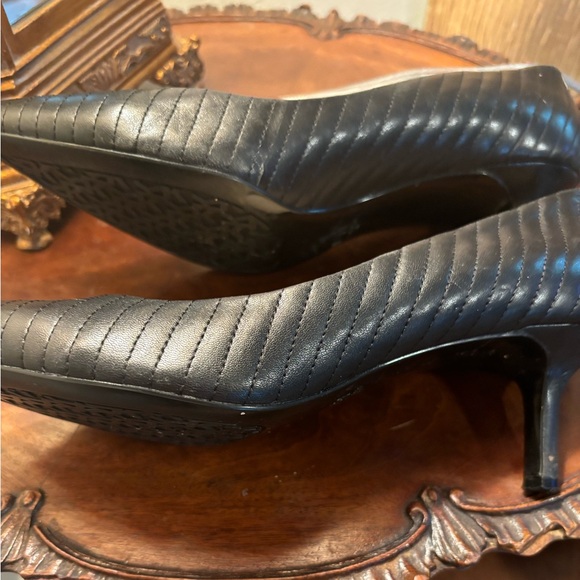 Karl Lagerfeld Black heels( (Rosette) size 8 @2in heels - Picture 4 of 7